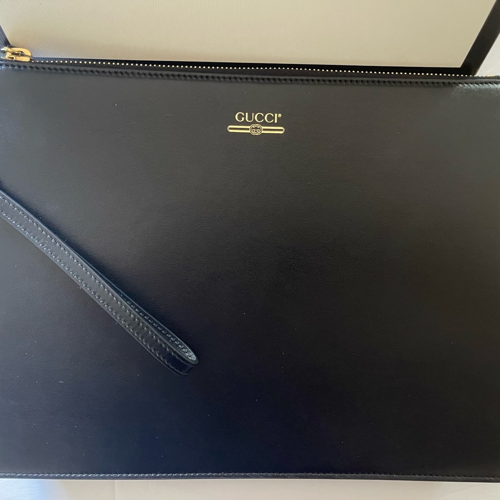 GUCCI
GUCCI UNISEX-ADULT LEATHER ZIP CLUTCH  BOX AND DUSTER INCLUDED